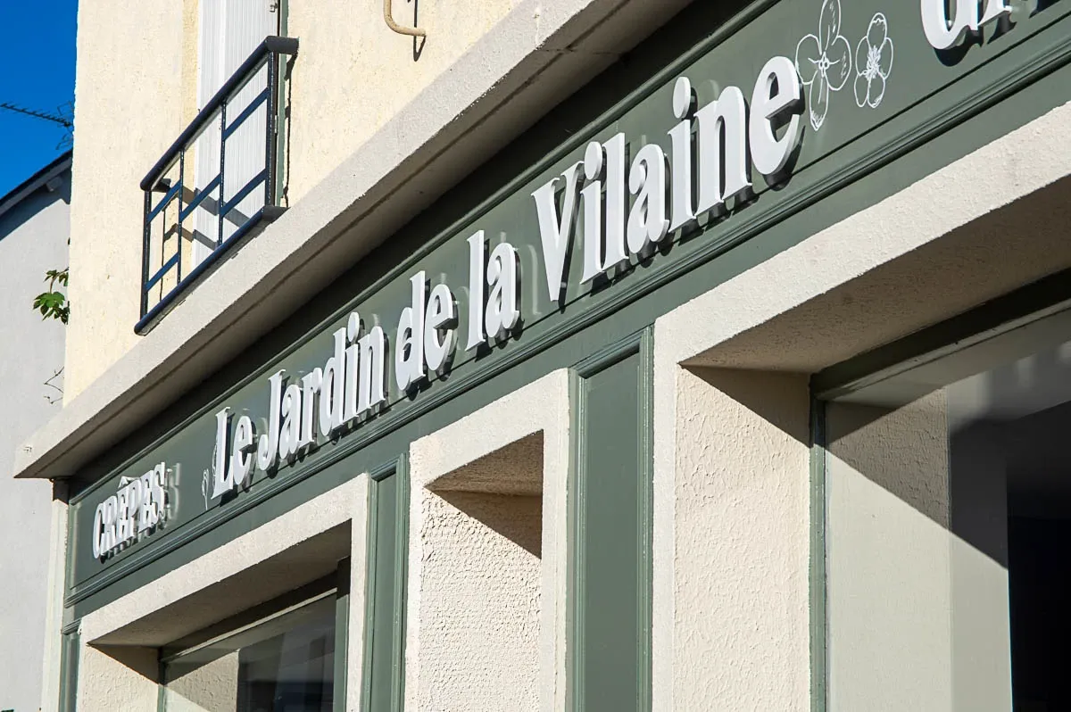 Façade du restaurant et son enseigne Le Jardin de la Vilaine